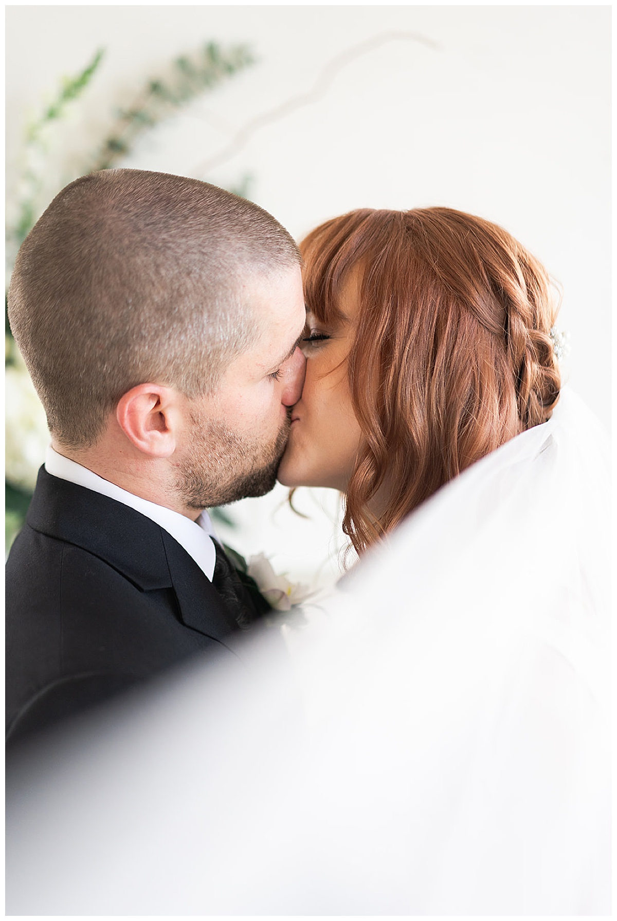 Husband and wife share a kiss for Micro Wedding in Houston