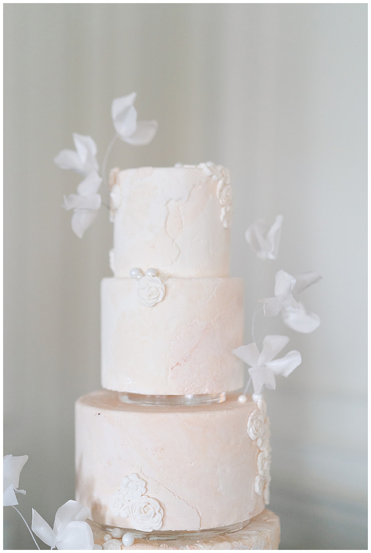 White wedding cake for Dallas Wedding Photographer