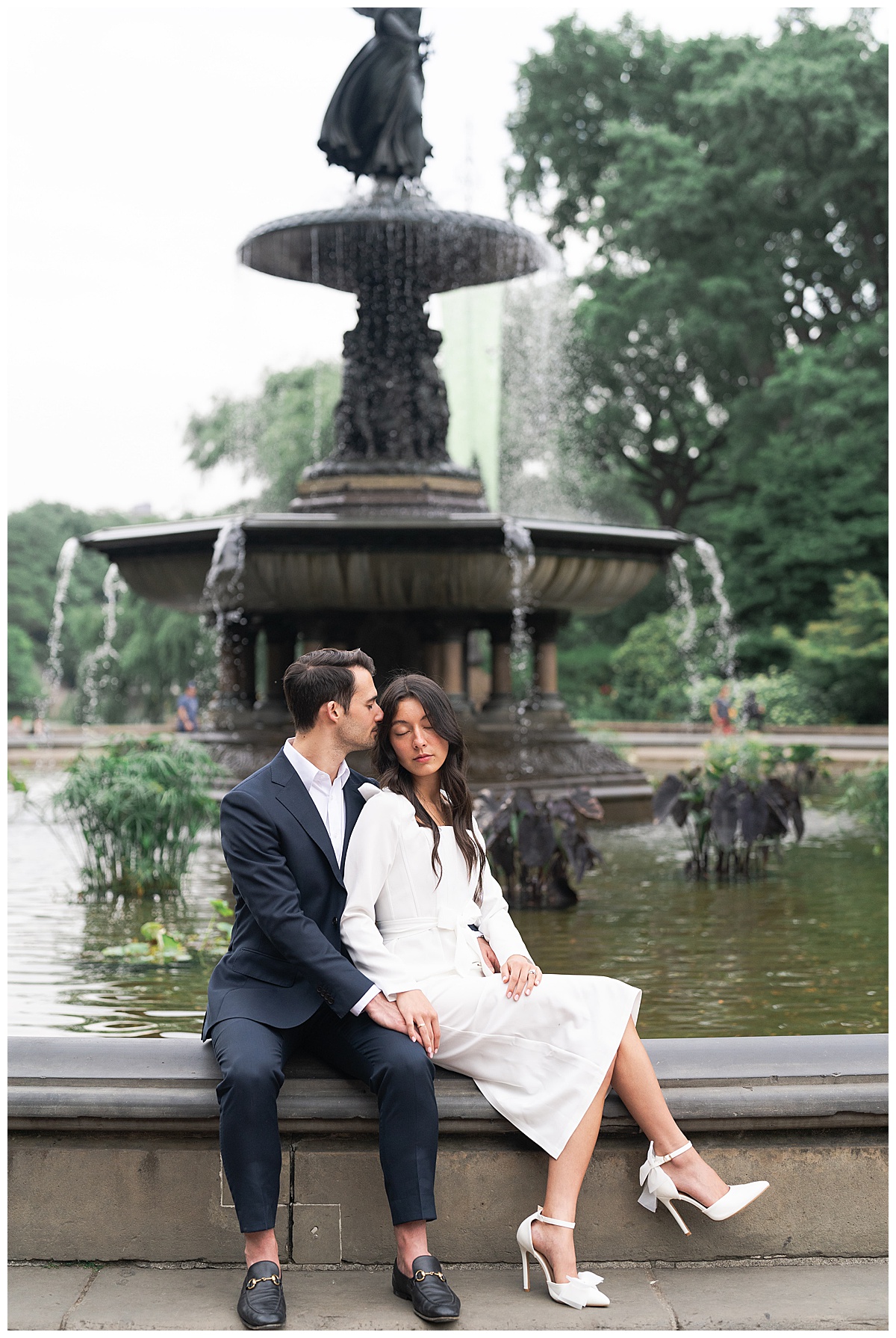 Man and woman sit together in Central Park for Houston’s Best Wedding Photographers