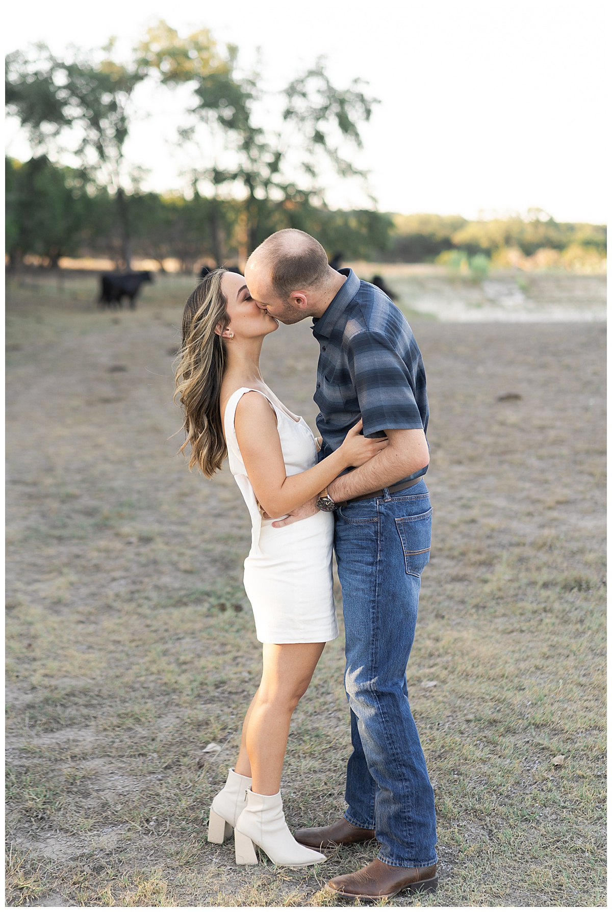 Couple share a kiss together for Houston’s Best Wedding Photographers