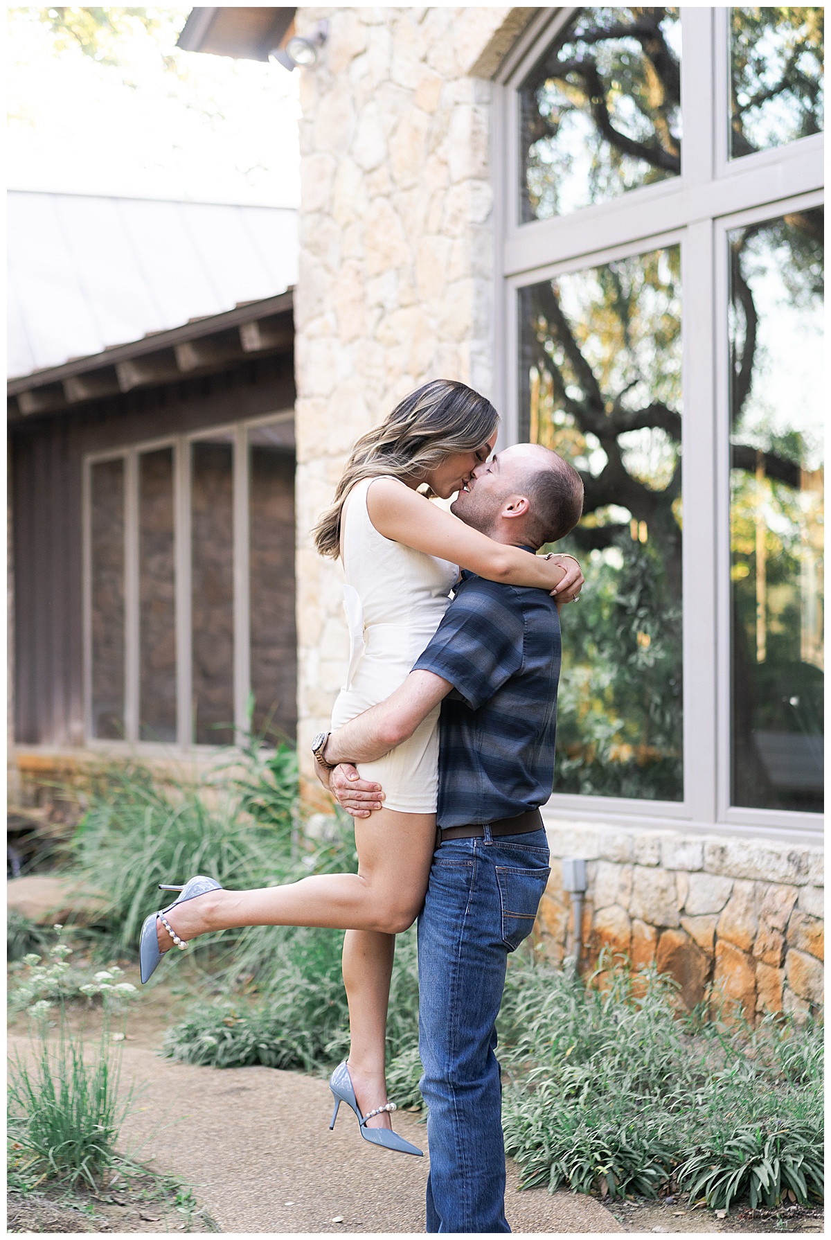 Couple hold each other and share a kiss for Houston’s Best Wedding Photographers