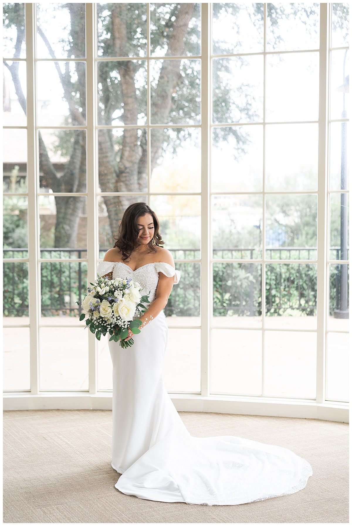 Bride holds wedding bouquet for wedding at Bentwater Yacht and Country Club