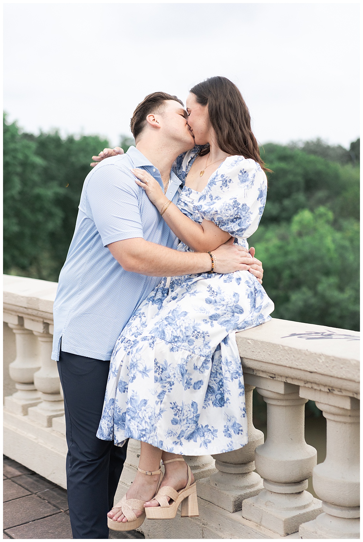 Man and woman share a kiss for Swish & Click Photography