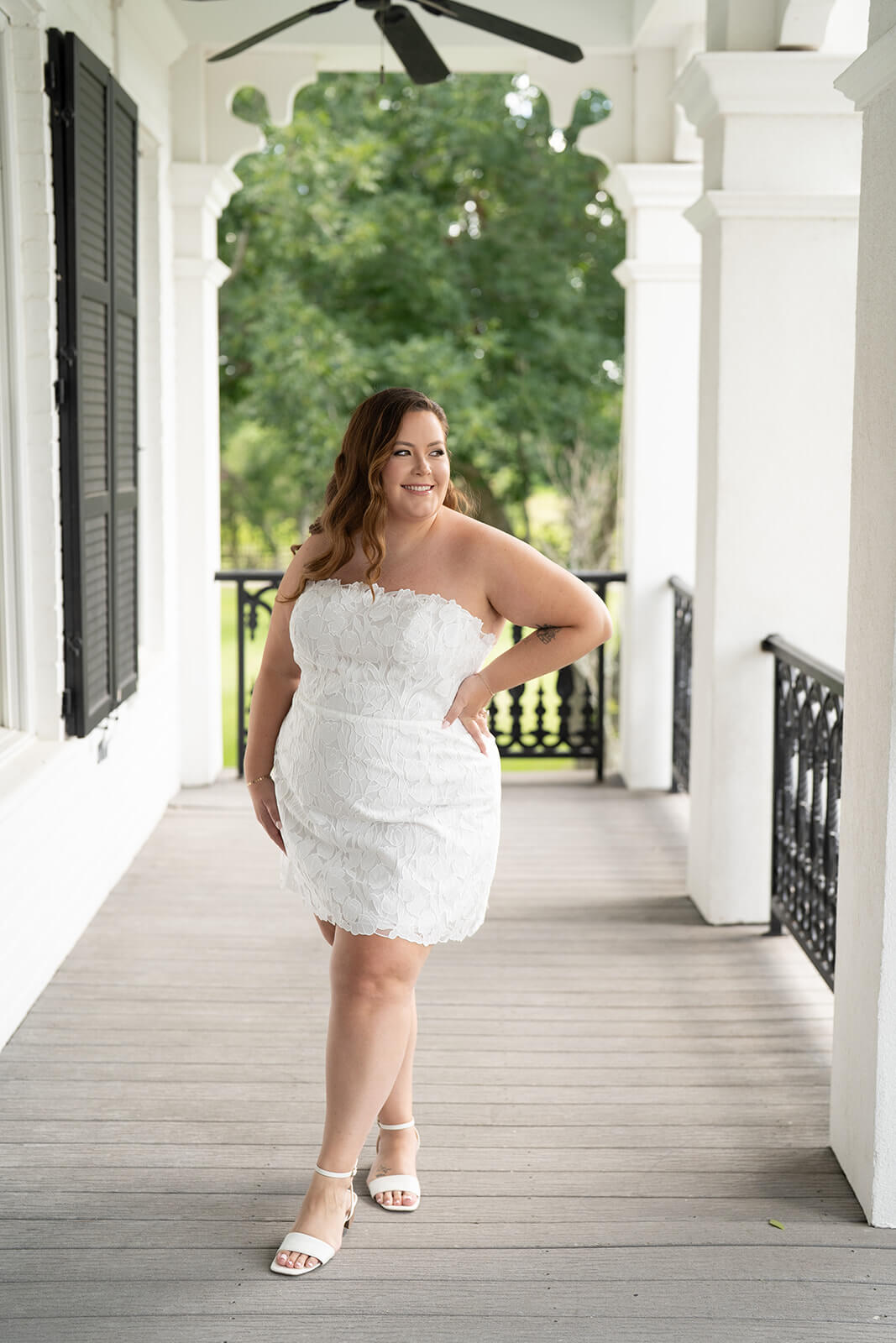plus size bride poses in a white dress at Sandlewood Manor in Houston Texas by Swish and Click Photography