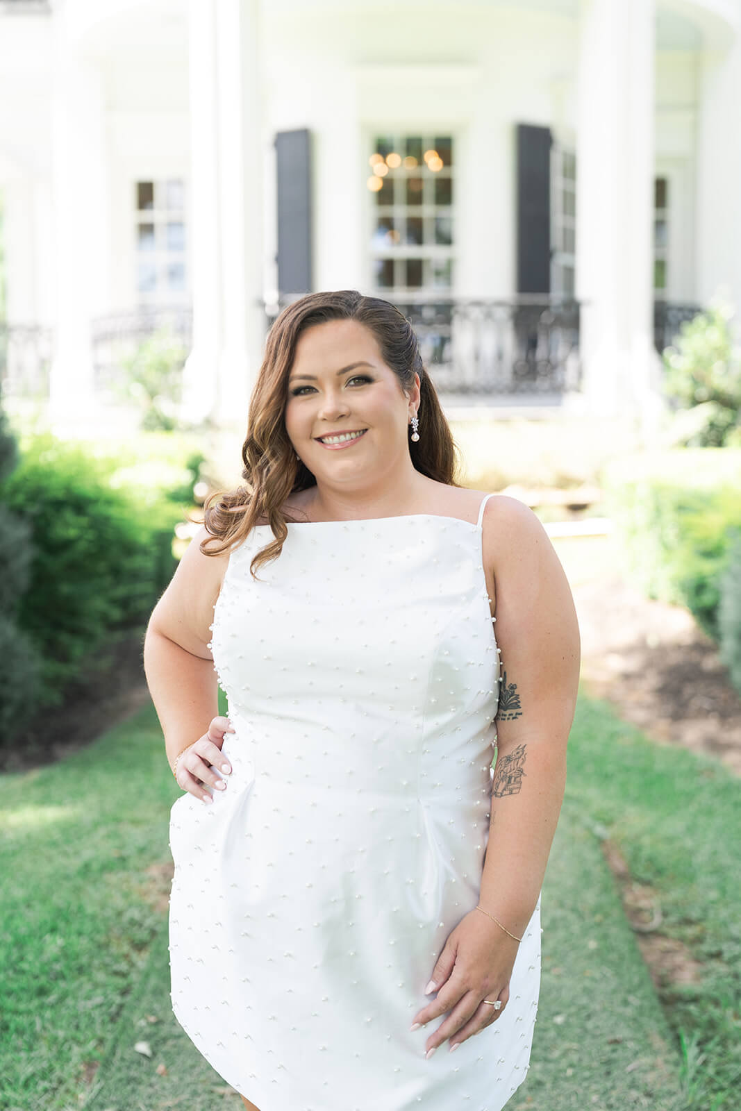 plus size bride poses in a white dress at Sandlewood Manor in Houston Texas by Swish and Click Photography